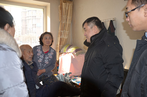 与老人交谈.jpg
